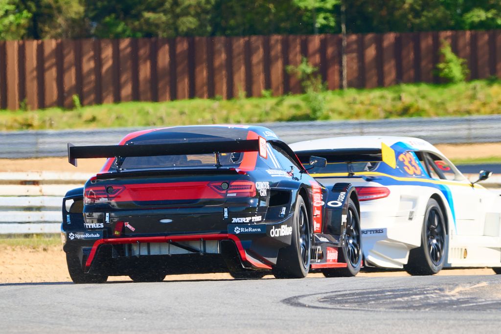Lukas Staub har hænderne fulde i Super 2L
(Foto: Grippo)